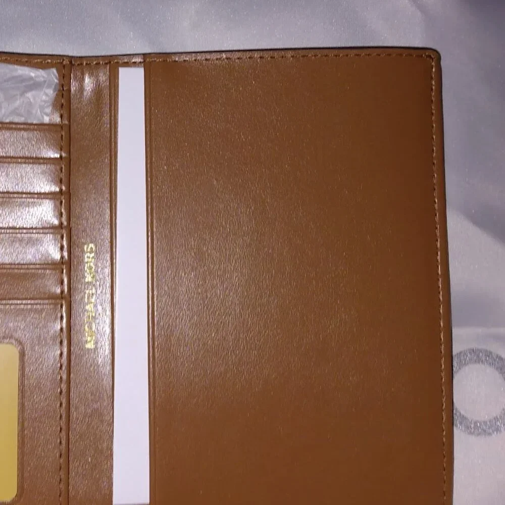 MICHAEL Michael Kors Logo Bedford Medium Travel Passport Wallet - Picture 5 of 5